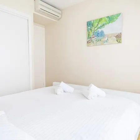 Superb  1 Bedroom Close To The Beach Alexandre Iii